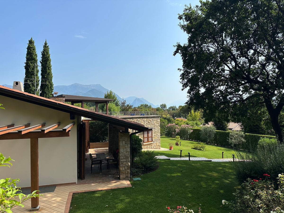 San Felice del Benaco — Villa ristrutturata con terrazza vista lago in contesto esclusivo