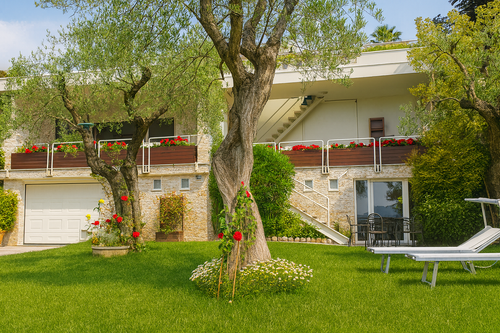 Lago di Garda - Villa esclusiva fronte lago con rooftop e accesso diretto alla spiaggia