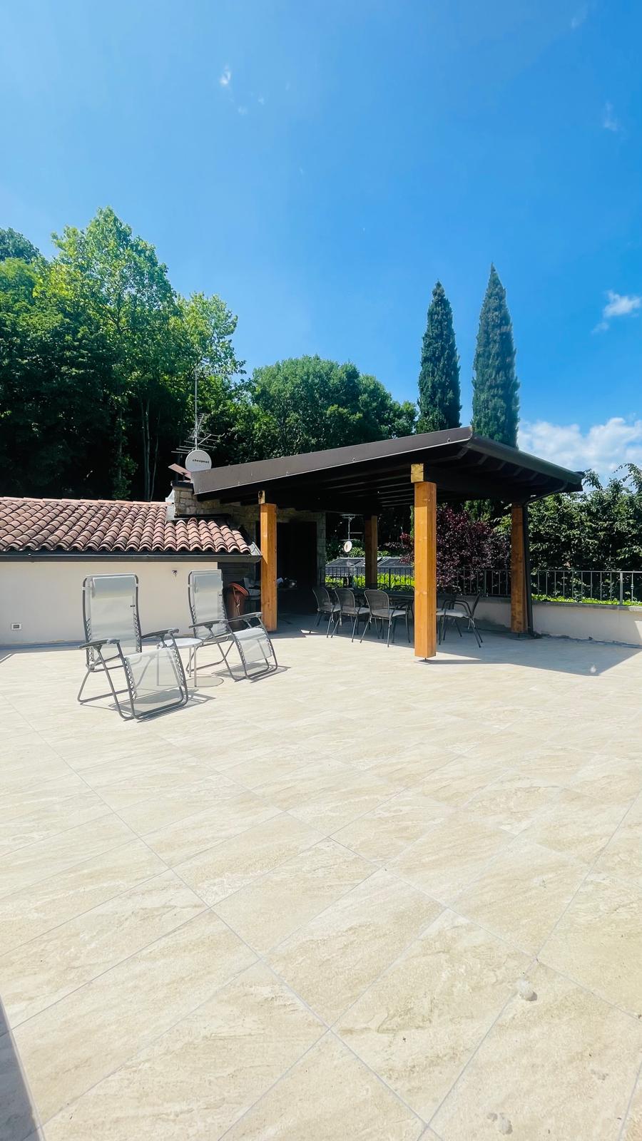 San Felice del Benaco — Villa ristrutturata con terrazza vista lago in contesto esclusivo