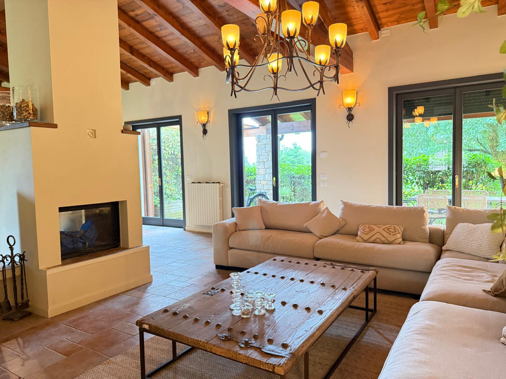 San Felice del Benaco — Villa ristrutturata con terrazza vista lago in contesto esclusivo