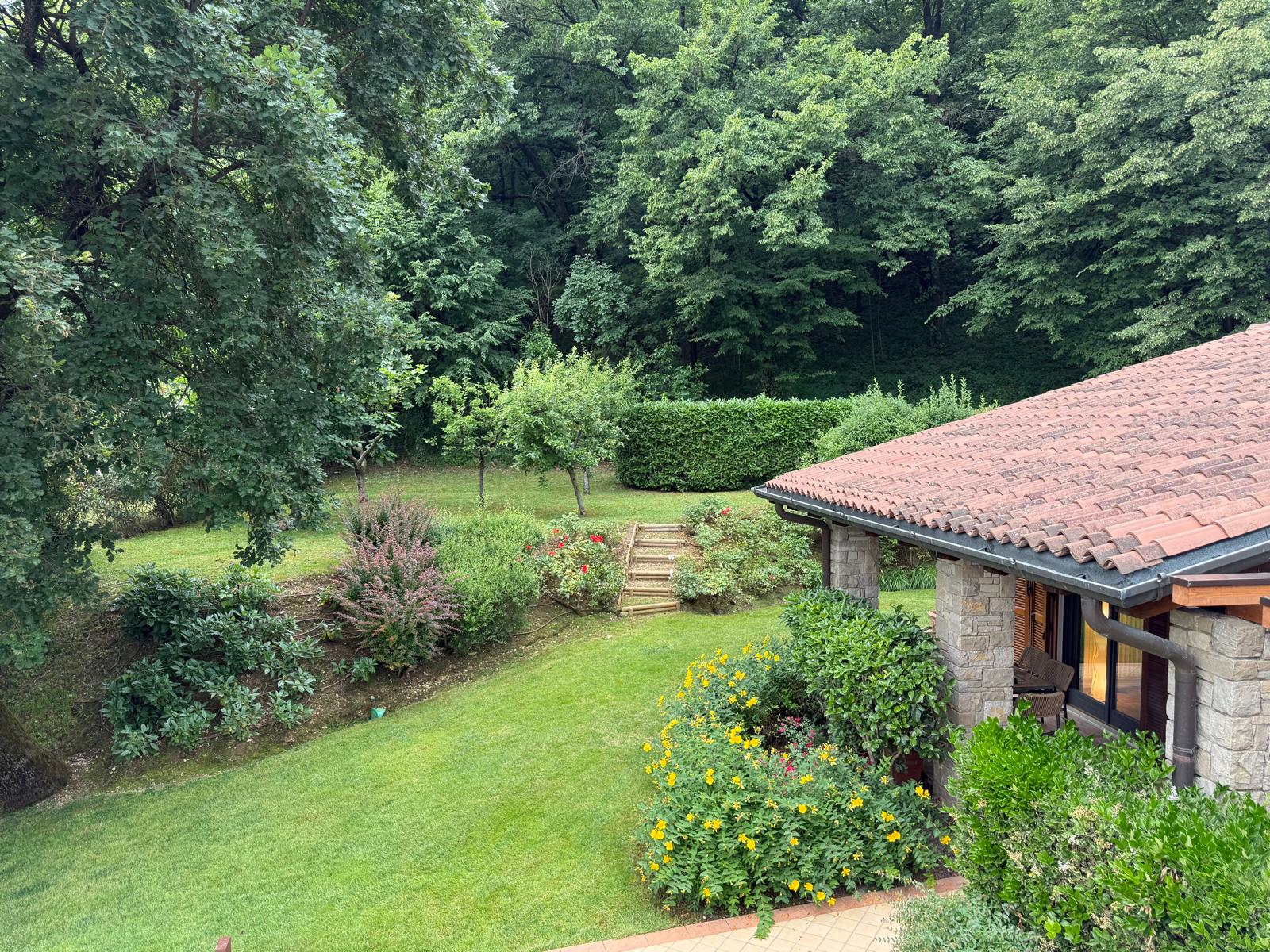 San Felice del Benaco — Villa ristrutturata con terrazza vista lago in contesto esclusivo