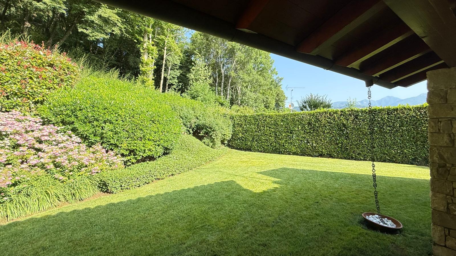 San Felice del Benaco — Villa ristrutturata con terrazza vista lago in contesto esclusivo