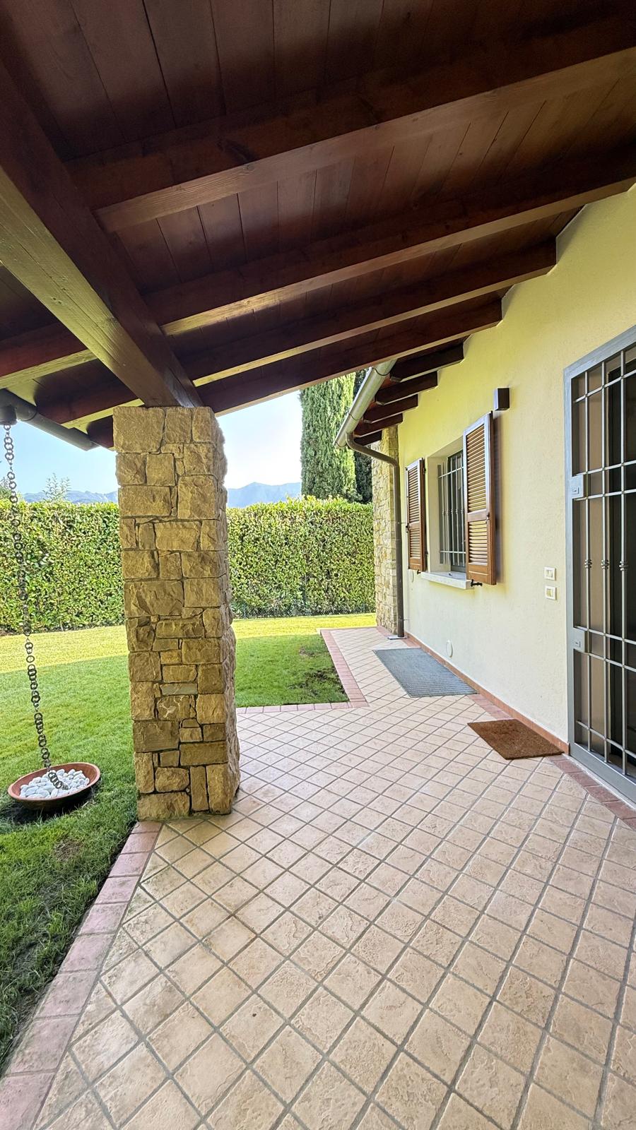 San Felice del Benaco — Villa ristrutturata con terrazza vista lago in contesto esclusivo