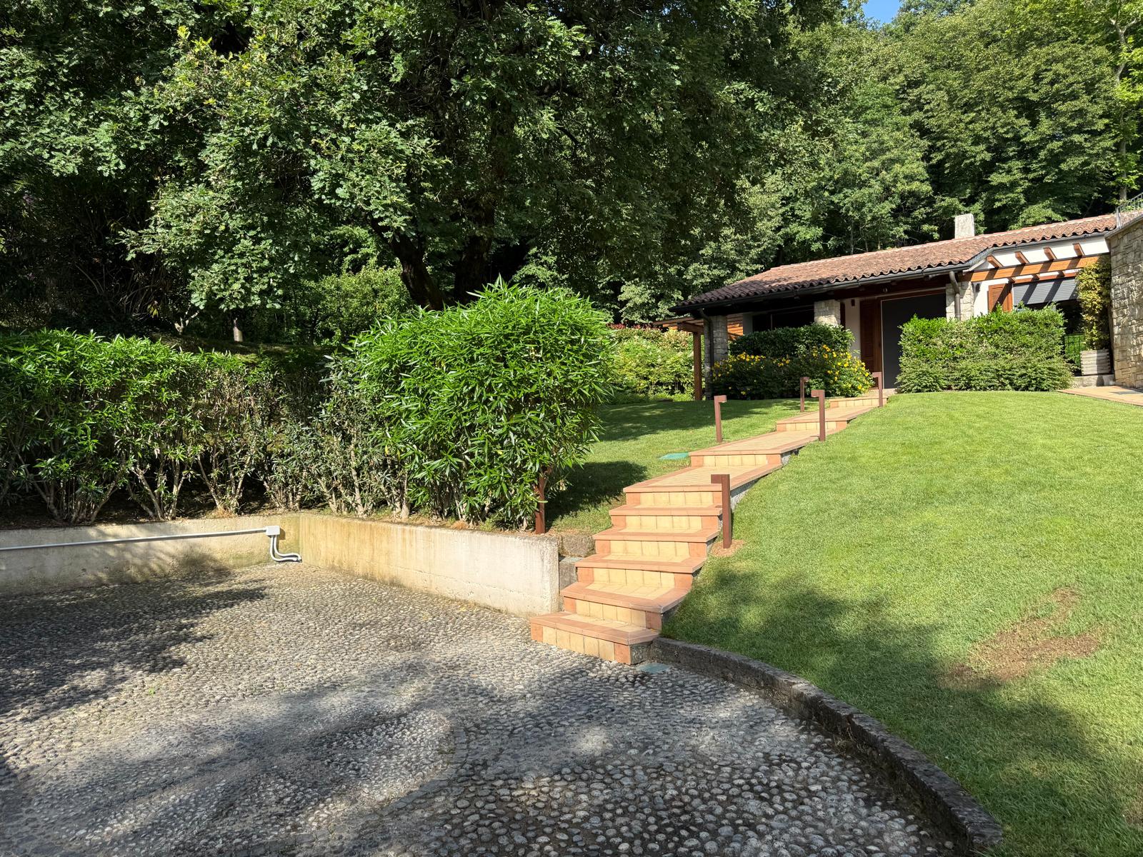 San Felice del Benaco — Villa ristrutturata con terrazza vista lago in contesto esclusivo