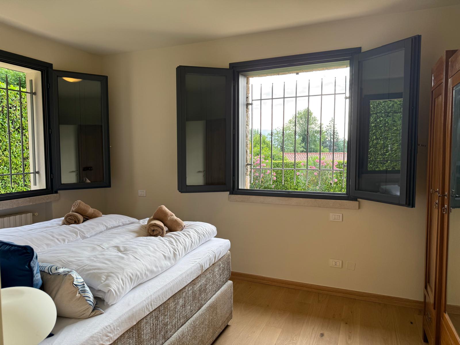 San Felice del Benaco — Villa ristrutturata con terrazza vista lago in contesto esclusivo