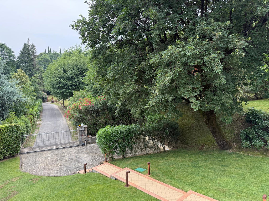 San Felice del Benaco — Villa ristrutturata con terrazza vista lago in contesto esclusivo