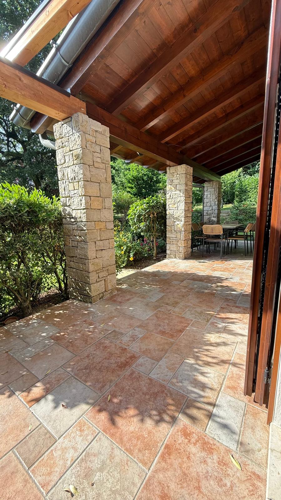 San Felice del Benaco — Villa ristrutturata con terrazza vista lago in contesto esclusivo