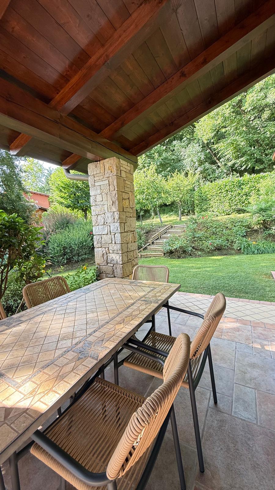 San Felice del Benaco — Villa ristrutturata con terrazza vista lago in contesto esclusivo