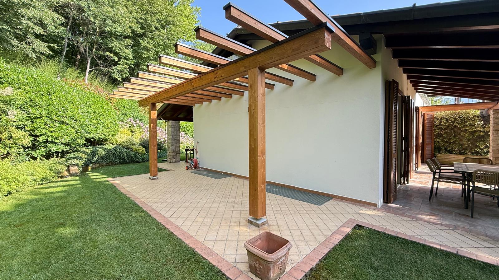 San Felice del Benaco — Villa ristrutturata con terrazza vista lago in contesto esclusivo