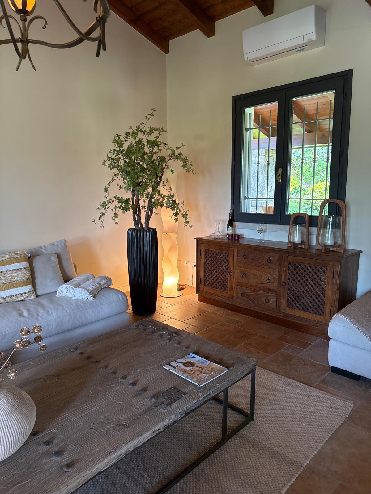 San Felice del Benaco — Villa ristrutturata con terrazza vista lago in contesto esclusivo