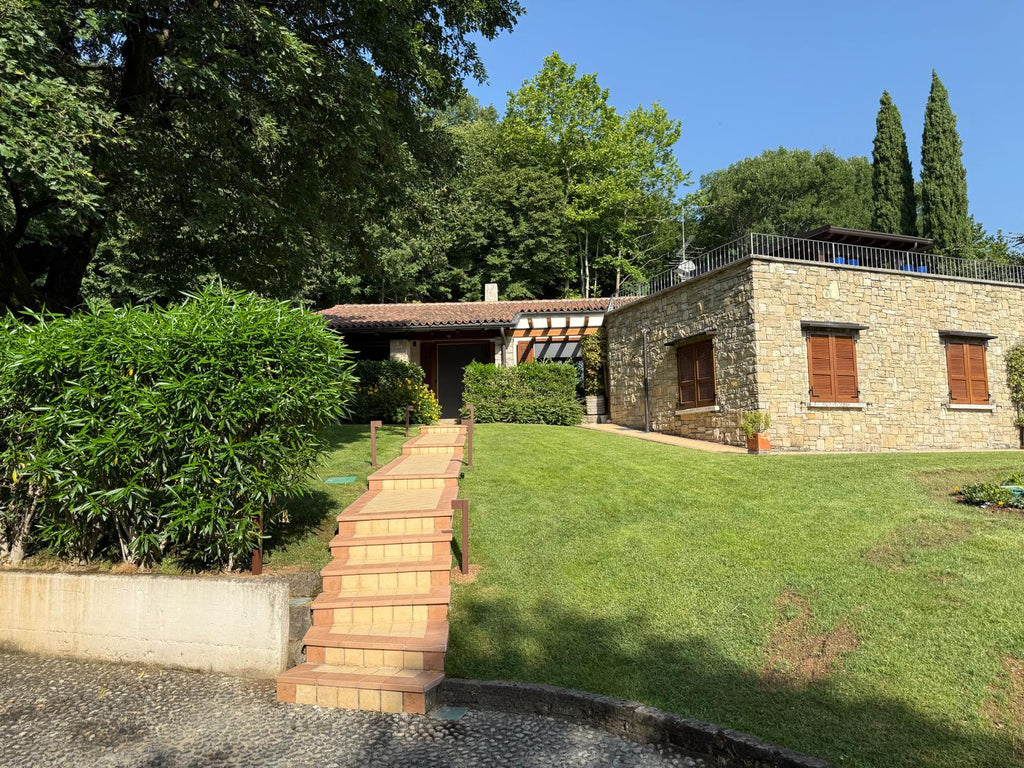 San Felice del Benaco — Villa ristrutturata con terrazza vista lago in contesto esclusivo